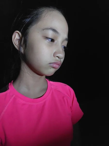Sad Philippina Perempuan Mengenakan Merah Muda Terisolasi Pada Hitam — Stok Foto