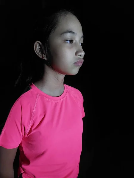 Ernste Schöne Philippinische Jugend Isoliert Auf Schwarz — Stockfoto