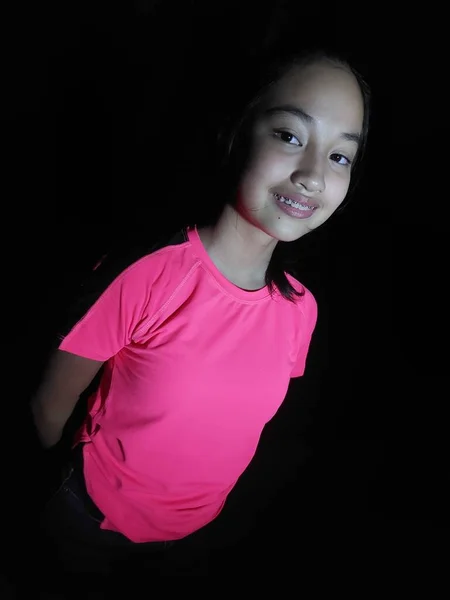 瘦小漂亮的菲律宾少女 穿着粉红色的衣服 与黑色隔离 — 图库照片
