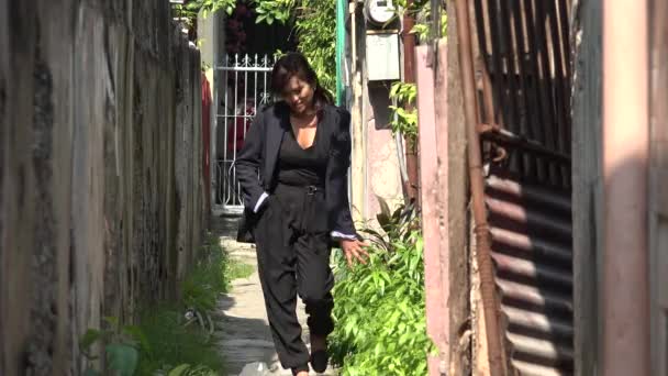 Una donna asiatica che cammina lungo il vicolo — Video Stock