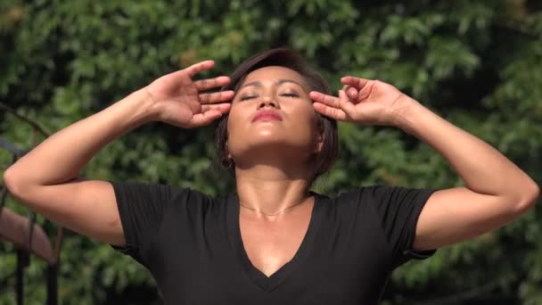 Una mujer asiática psíquica Control mental — Vídeos de Stock