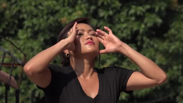 Asijská žena masáže svalové bolesti — Stock video