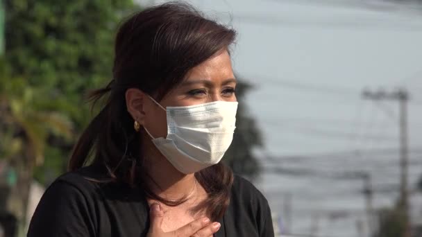 Donna che ha problemi a respirare con maschera facciale — Video Stock