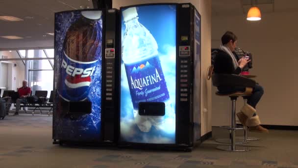 Торговый автомат, сода, безалкогольные напитки, колы — стоковое видео
