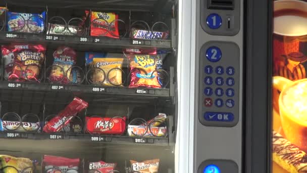 Vending machine, chips, kakor, godis — Stockvideo