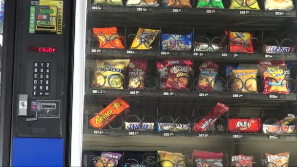 Vending machine, chips, kakor, godis — Stockvideo