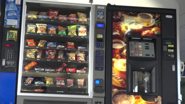 Торговый автомат, чипсы, печенье, конфеты — стоковое видео