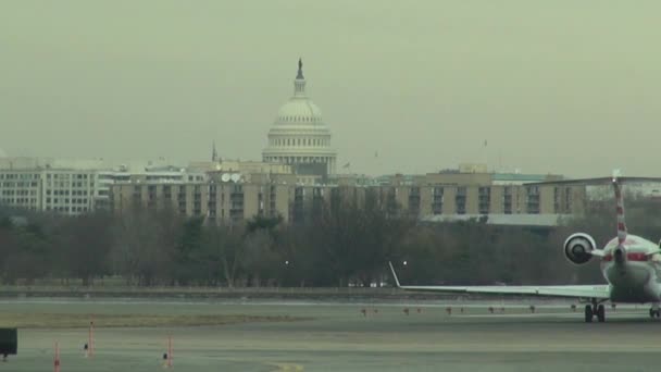 飛行機、空港、ワシントン dc、国会議事堂の建物、政府 — ストック動画