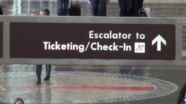 Roltrap te ticketing, check in, airport terminals — Stockvideo