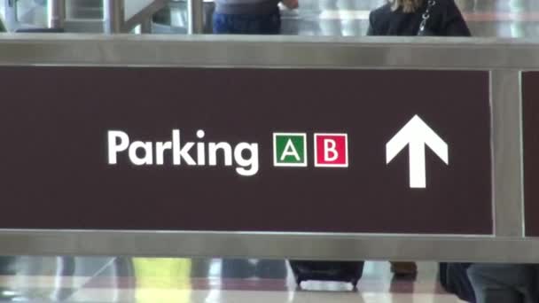 Parkeren teken, luchthaventerminals — Stockvideo