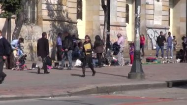 Şehirde otobüs var. 