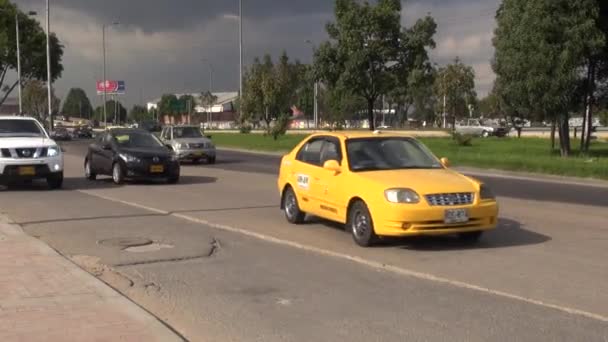 Řízení, nebezpečně, špatné řízení, zavřete nehod — Stock video