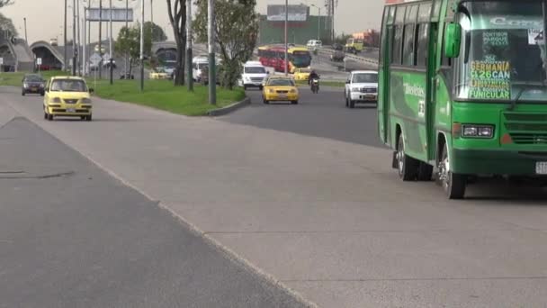 Řízení, nebezpečně, špatné řízení, zavřete nehod — Stock video