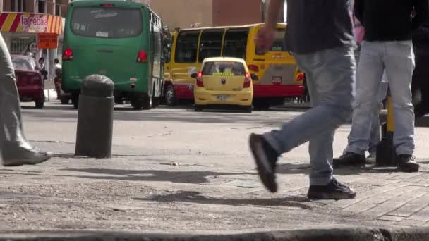 Fotgängare, människor promenader och shopping lokala företag — Stockvideo