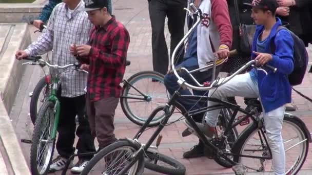 Personas montando Bicicletas, Bicicletas, Ciclismo, Transporte — Vídeos de Stock