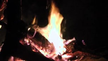 Yangın, köz yanan kıvılcımlar,