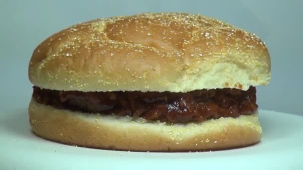 Сэндвич со свининой, обед, нездоровое питание, фаст-фуд — стоковое видео