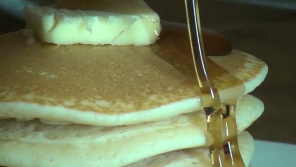 Pannenkoeken, siroop, het ontbijt, brunch — Stockvideo