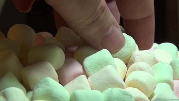 Marshmallows, ζαχαρούχο αντιμετωπίζει, καραμέλα — Αρχείο Βίντεο