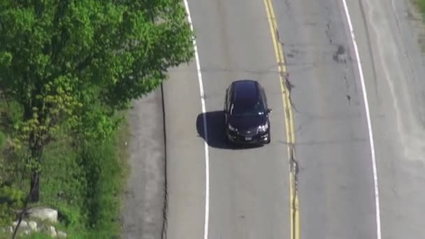 Luftaufnahme von Fahrbahn, Verkehr, Autos — Stockvideo