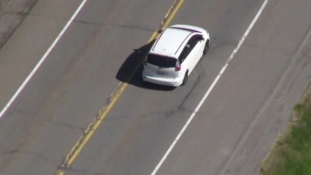 Luftaufnahme von Fahrbahn, Verkehr, Autos — Stockvideo