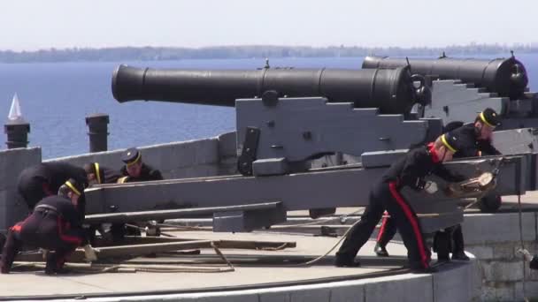 Kanonnen, wapens, artillerie en koloniale — Stockvideo