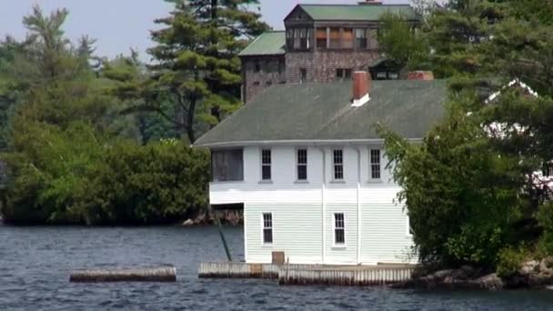 Sjön hus, sommarstugor, shorefronts — Stockvideo