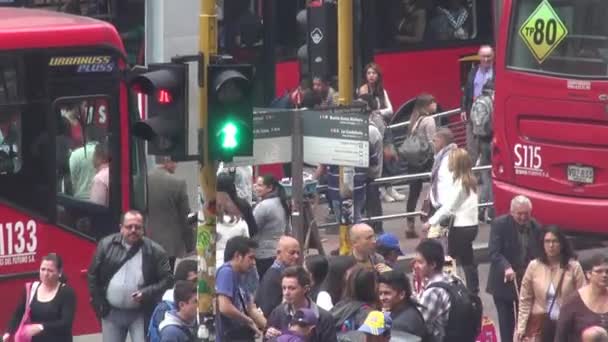 28. januar 2014 - bogota, kolumbien - fußgänger in der nähe öffentlicher verkehrsmittel — Stockvideo