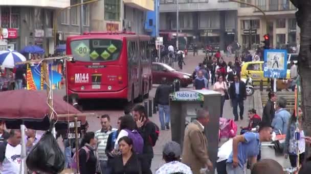 2014 年 1 月 28 日-波哥大，哥伦比亚-通勤在城市街道上的行人 — 图库视频影像