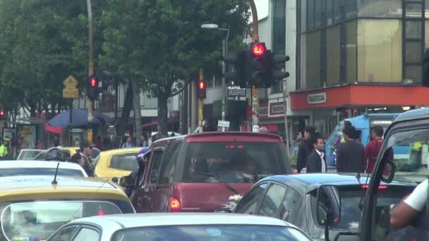 12 de enero de 2014 - Bogotá, Colombia - Tráfico Urbano en un semáforo rojo — Vídeo de stock