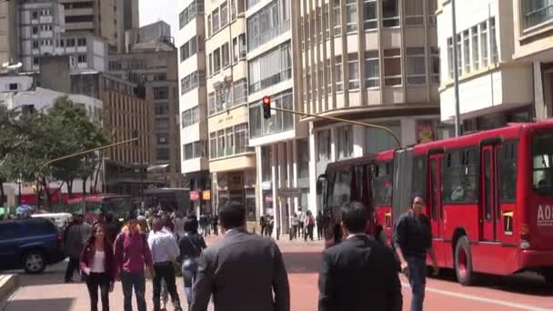 28 Ocak 2014 - Bogota, Kolombiya - yayalar Rush Hour sırasında — Stok video