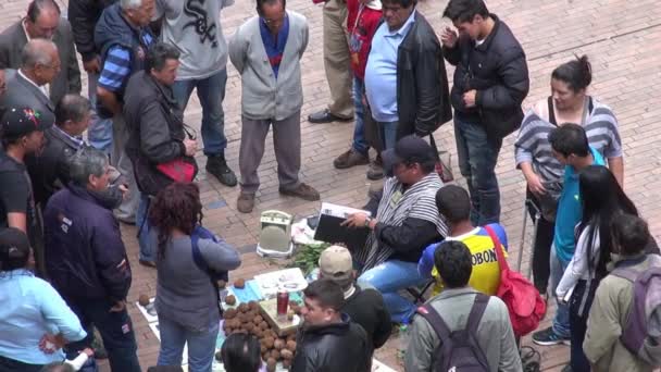 28 enero 2014 - Bogotá, Colombia - Gente reunida cerca del vendedor — Vídeos de Stock