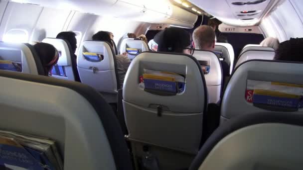 Uçağın kabin, yolcu, koltuklar, uçuşlar — Stok video