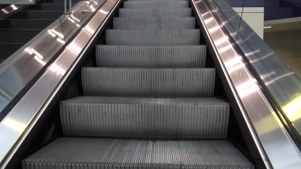 Automatické schodiště pohybující se nahoru — Stock video