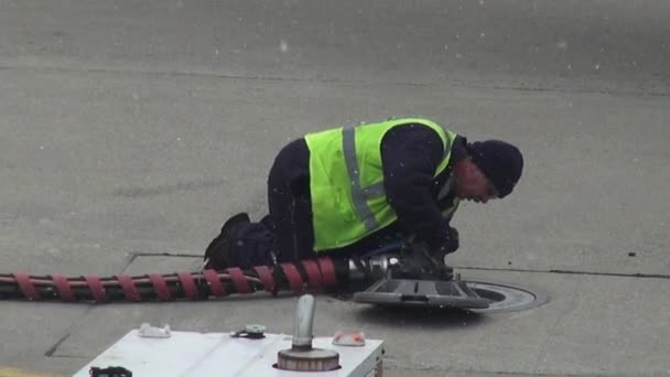 Reabastecimento Caminhões, Aeroportos, Aviões — Vídeo de Stock