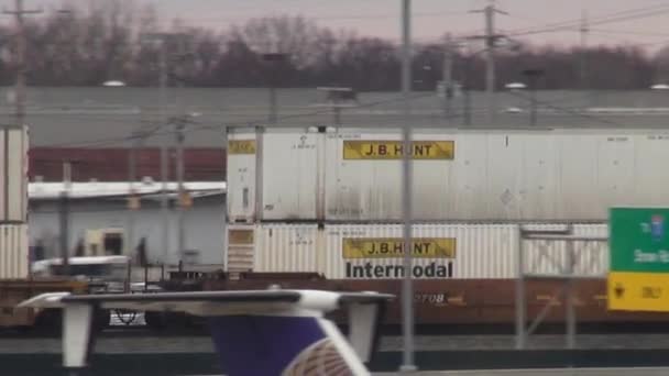 Lading treinen, spoorwegen, scheepvaart, transport, doosauto 's — Stockvideo