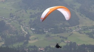parasailingu, paralotniarstwo, skoki spadochronowe, latanie sportowe