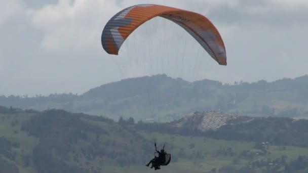 Парасейлінг, парапланеризм, стрибки з парашутом, літаючий спортивний — стокове відео