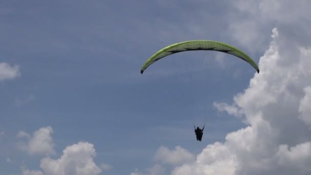 Parasailing in Wolken, Gleitschirmfliegen, Fallschirmspringen — Stockvideo