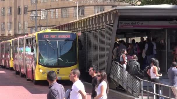 Bus Station, allmänna kommunikationer, kollektivtrafik — Stockvideo