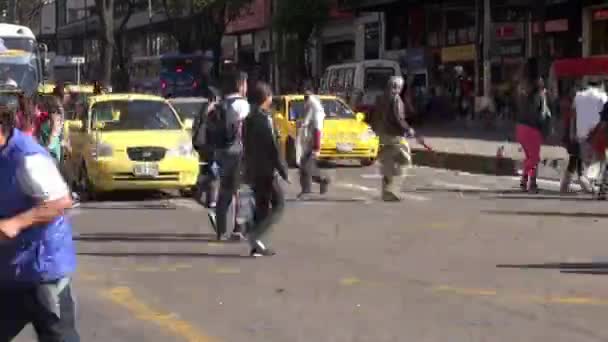 Peatones, gente caminando y comprando negocios locales — Vídeos de Stock