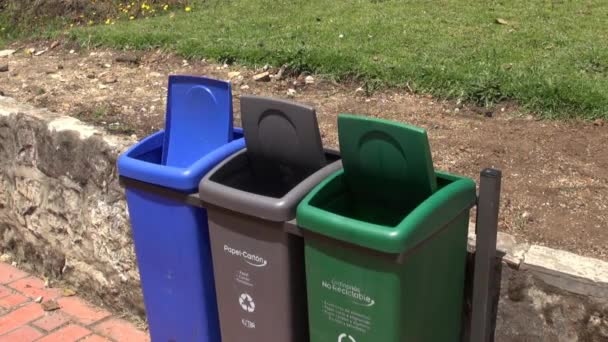 Vento, Latas de lixo, Lixo, Reciclagem — Vídeo de Stock