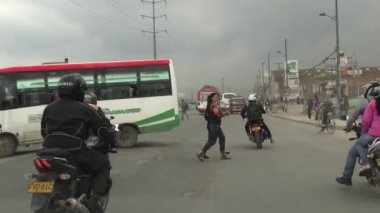 yayaların trafikte yürüyen