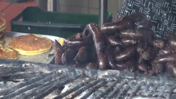 Enchidos grelhados, churrasco, churrasco, Cozinhar — Vídeo de Stock