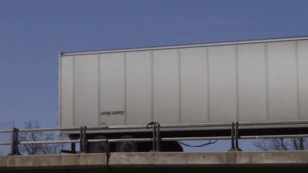 Camiones, envíos, puentes, pasos superiores — Vídeo de stock