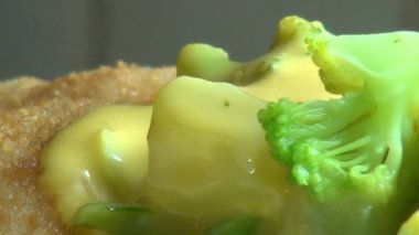 Peynir soslu brokoli.