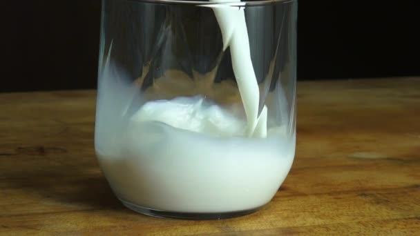 Copo de leite, produtos lácteos, bebidas — Vídeo de Stock