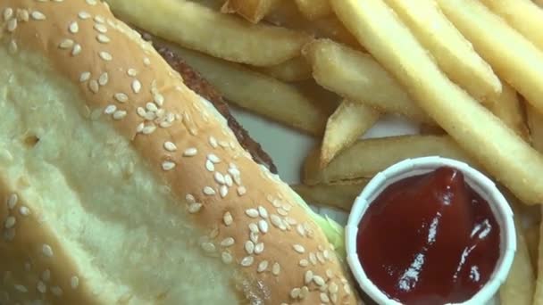 Hamburguesas, Papas fritas, Comida Rápida — Vídeos de Stock