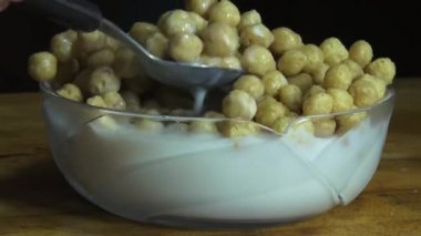 Bir kase mısır gevreği yeme, yiyecek Servis Kahvaltı