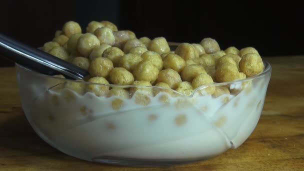 Comer uma tigela de cereais, alimentos de pequeno-almoço — Vídeo de Stock